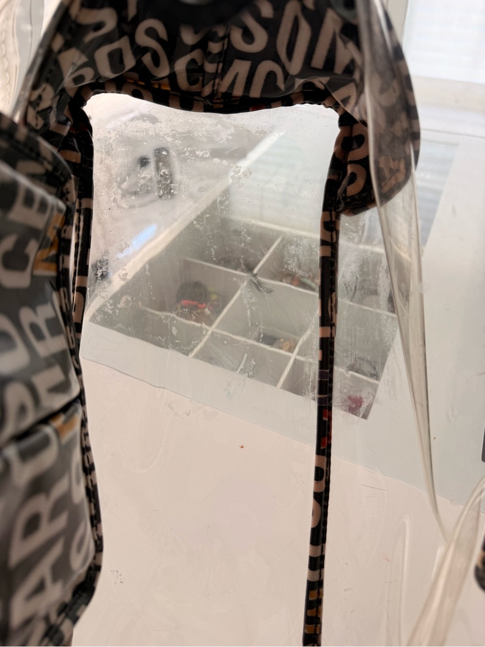 Marc by Marc Jacobs Clear Tote with Black Logo-Print Pouch - Picture 6 of 6